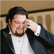 Cantante Lirico, con esperienza in teatri a livello internazionale, propone lezioni di musica, teoria solfeggio e tecnica di canto, lirico e leggero.Speciali corsi per principianti e lezioni per perfezionamento di cantanti già avviati